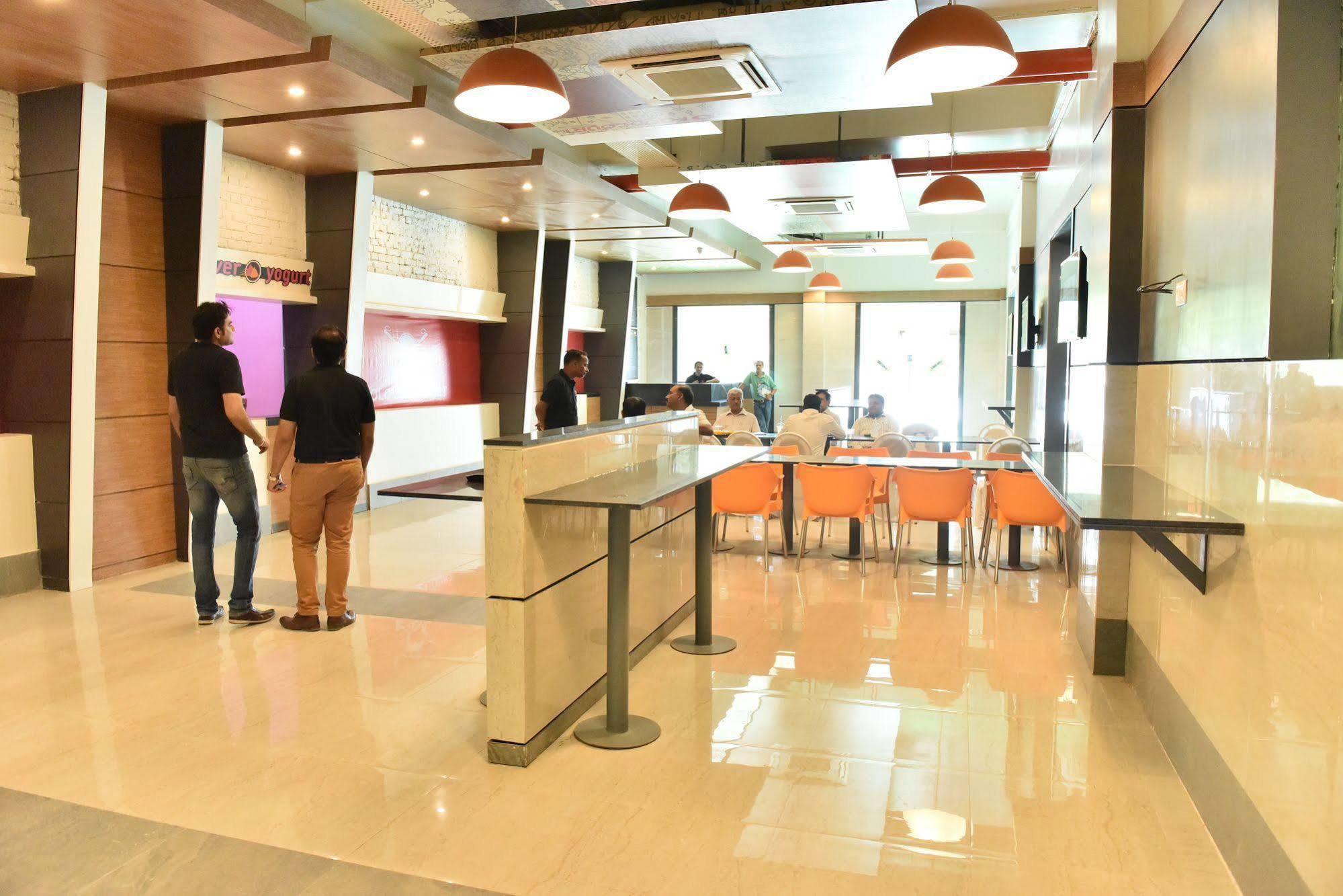 Max Hotels Allāhābād Junction Exterior foto